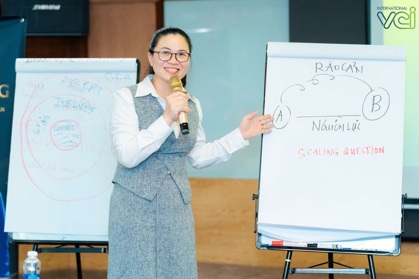 Coach Hoàng Thu Hà trong một buổi chia sẻ